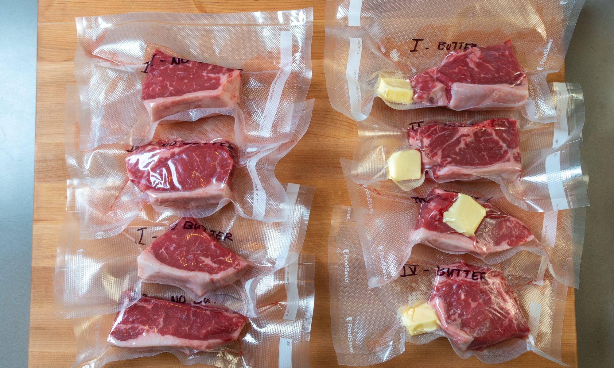 Đóng gói hút chân không bò bít tết trước khi nấu sous vide